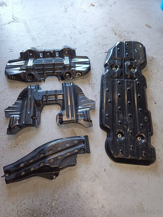 Toyota Hilux kryty pod auto