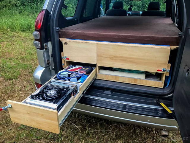 Obytná vestavba Toyota Land Cruiser 120
