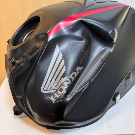 Poškozená palivová nádrž Honda CBR650R/CB650R 2019-2021