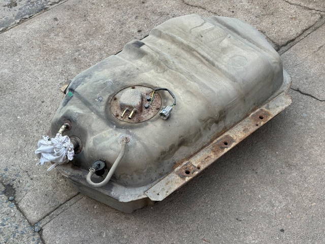 Palivová nádrž, tapecy, stahovačky Nissan Patrol Y61 / díly