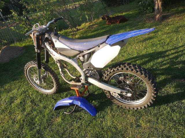 Rám Yamaha YZ 450f, r. v. 2012, na stavbu elektro.