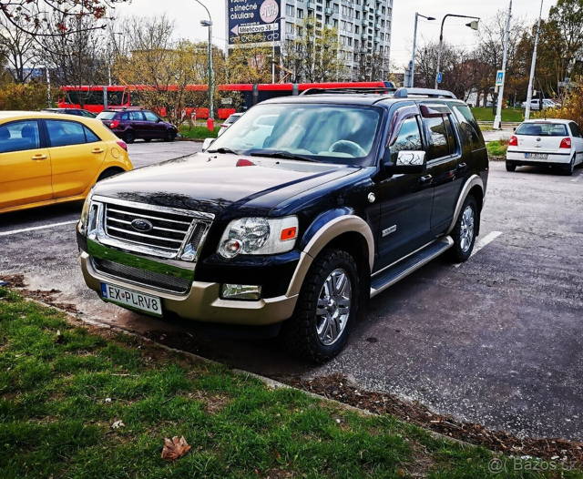Ford Explorer V8 benzín 4x4 7-míst