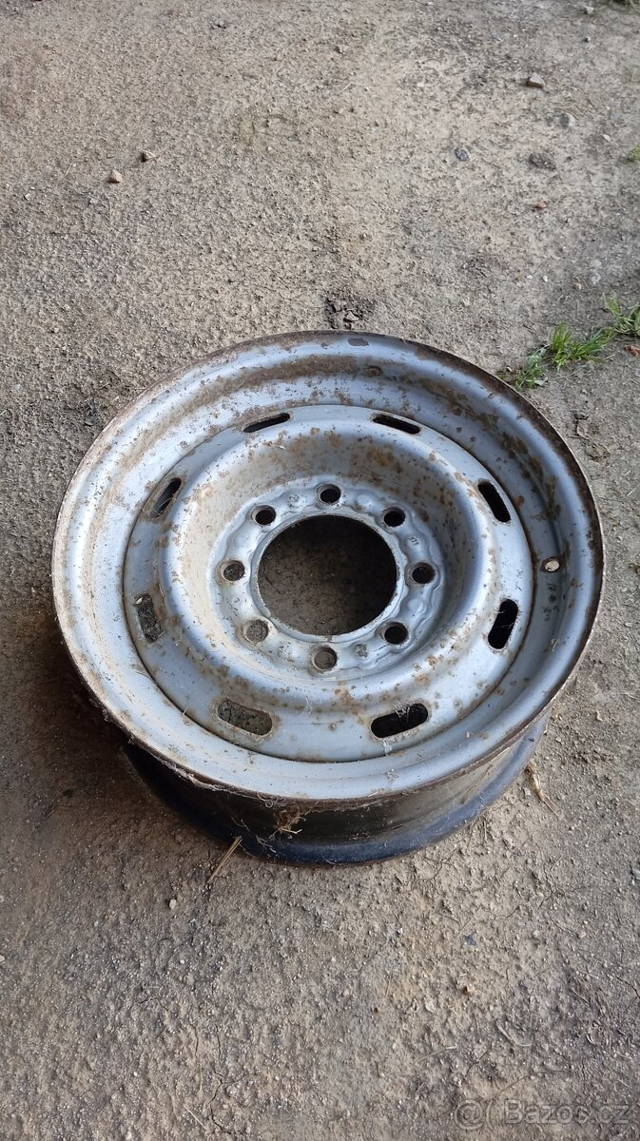 Prodám jeden disk R16 rozteč 8x165,1