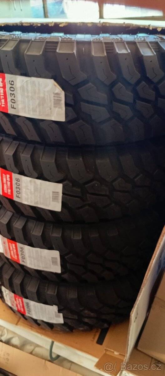 Toyota Hilux 265/70 R17 250km najeto,jako NOVÉ 4x4 M/T M+S