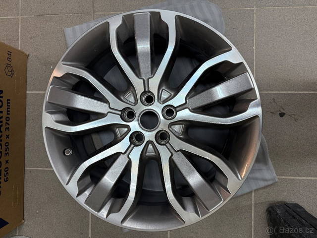 Range Rover Sport L494 R21 alloy kolo