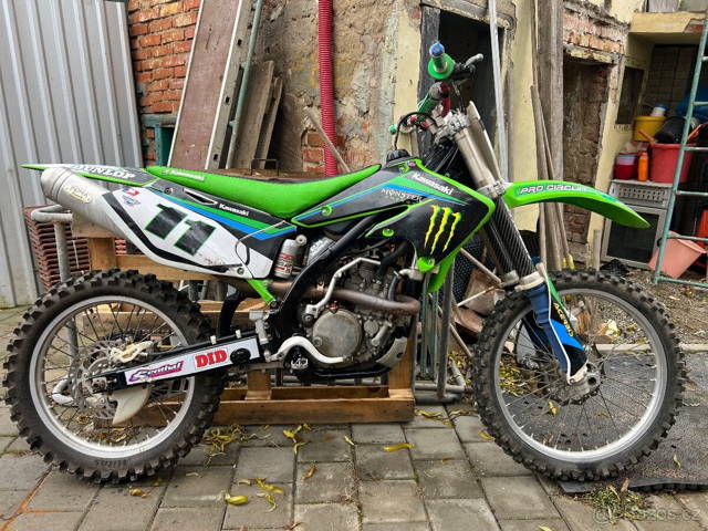 Kawasaki kx250f po velkém servisu.