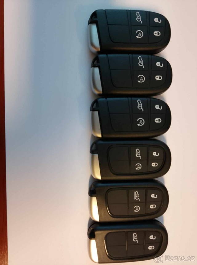 černé obaly s logem Dodge a Jeep