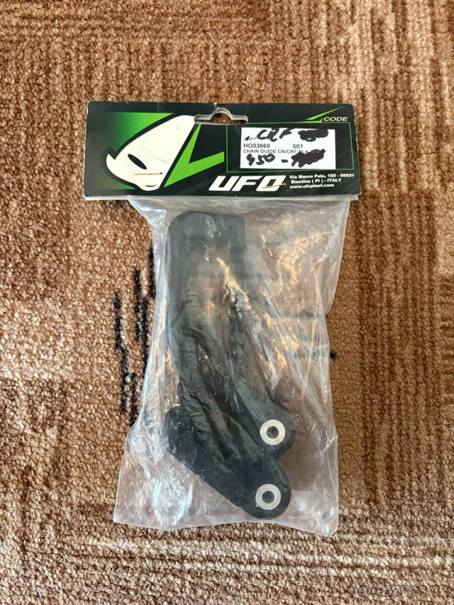 Honda CRF/ tři kusy vodítka řetězu.