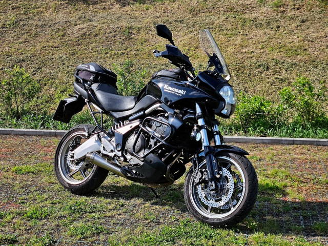 Zachovalý Kawasaki Versys KLE 650 s doplňky, STK 2027