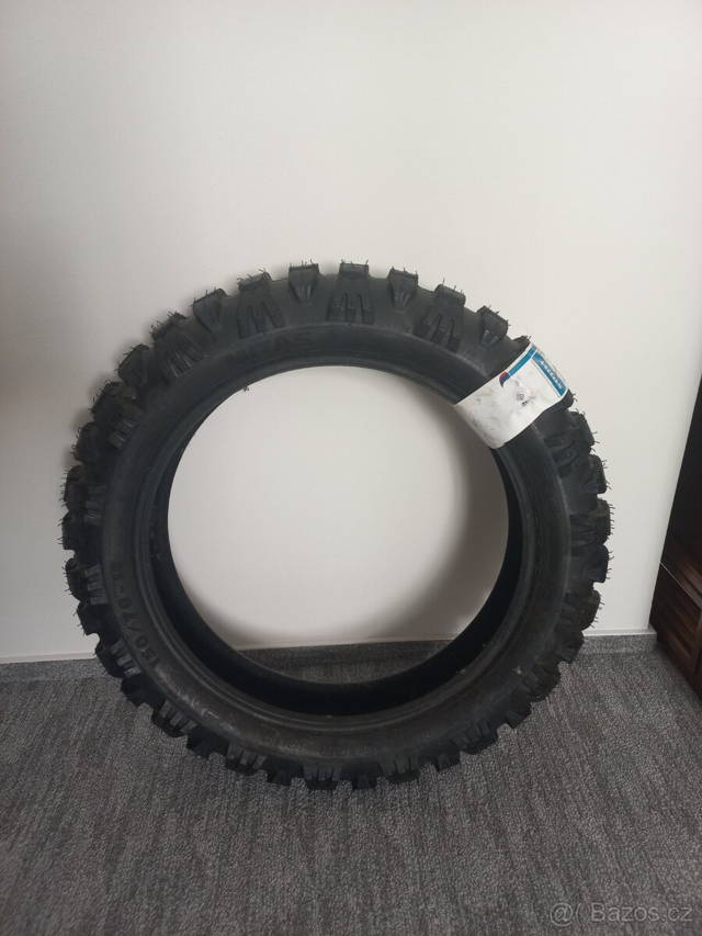 Nová zadní pneu na motorku
