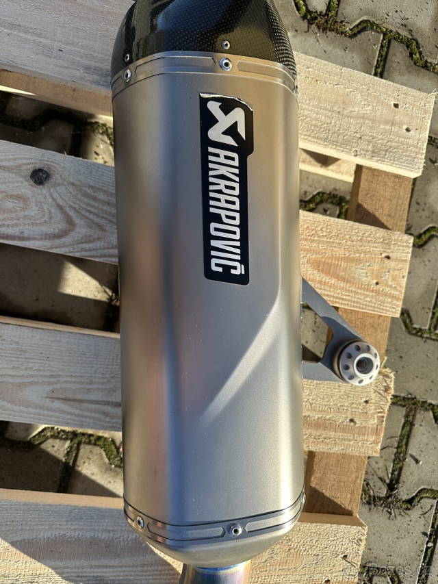 BMW r 1250 gs titanová koncovka výfuku akrapovic