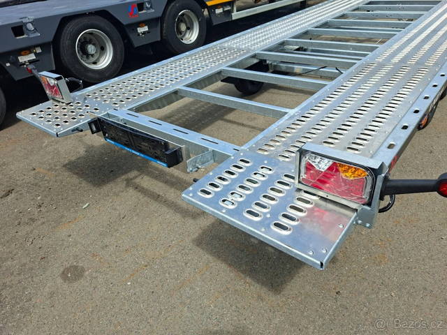Auto přívěs s integrovanými rampami