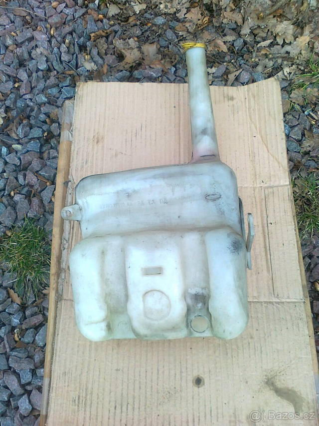 Ford Sierra - nádobka kapalinu do ostřikovače