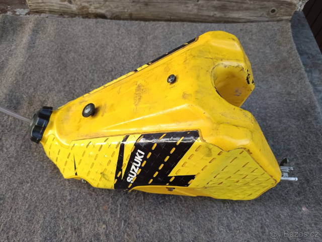 Prodám nádrž na Suzuki RM125