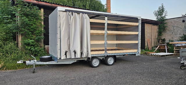 Bržděný přívěs s plachtou 4500 x 2100mm - 2700kg