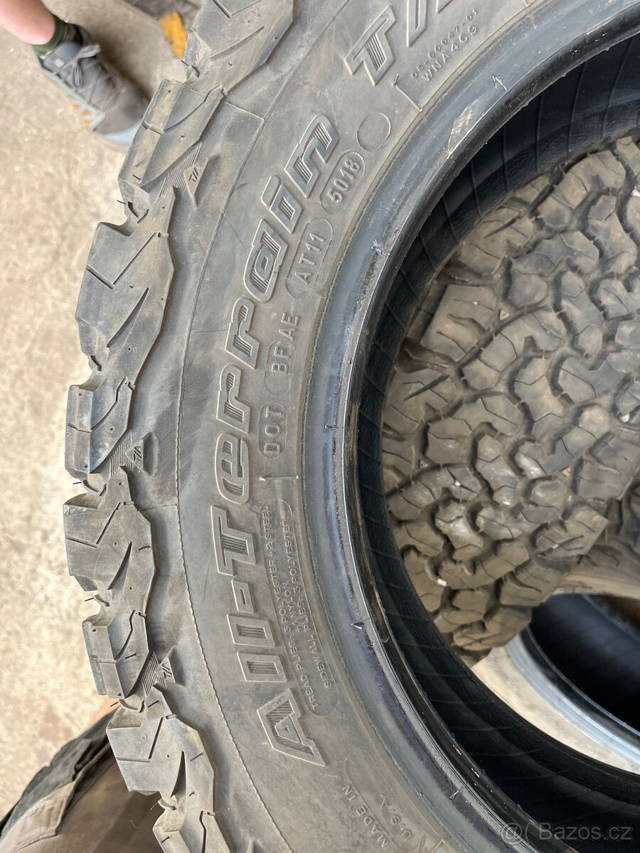 Prodám pneu 215/65R16