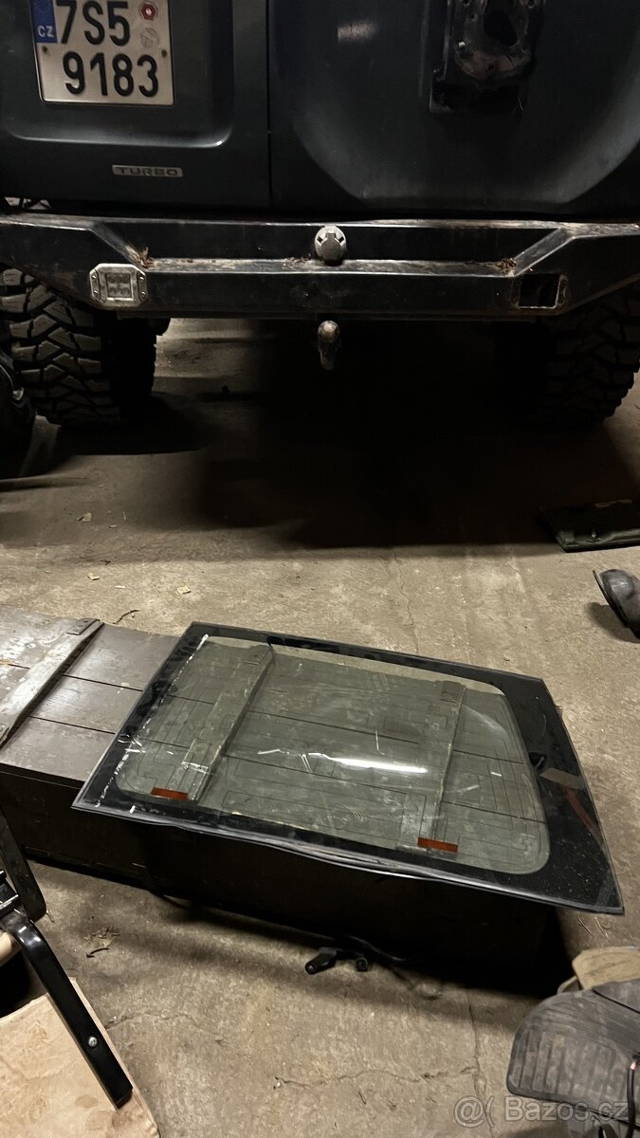 Nissan patrol y61 zadní prave okno dvere