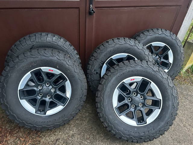 Jeep Wrangler kolesá sada 5ks alu kola r17 255/75