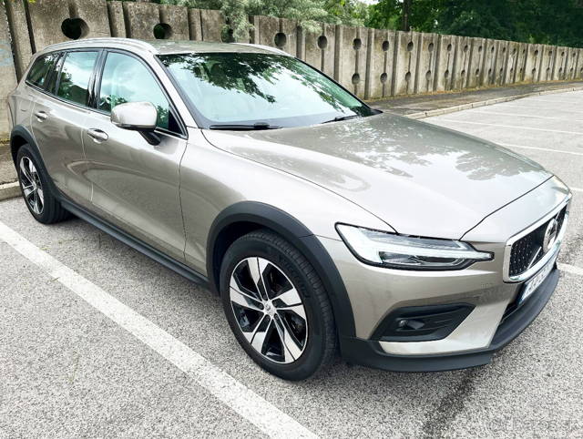 99tis.km Volvo V60 CROSS COUNTRY AWD A/T 2.0l 145KW