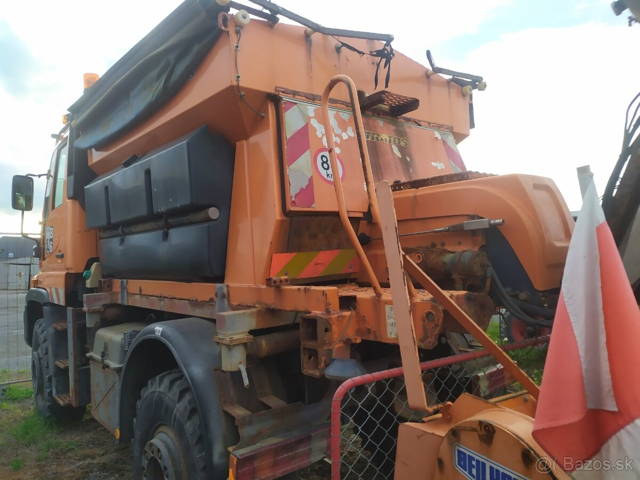 Schmidt Stratos Nido - Pásová Soľnička Unimog