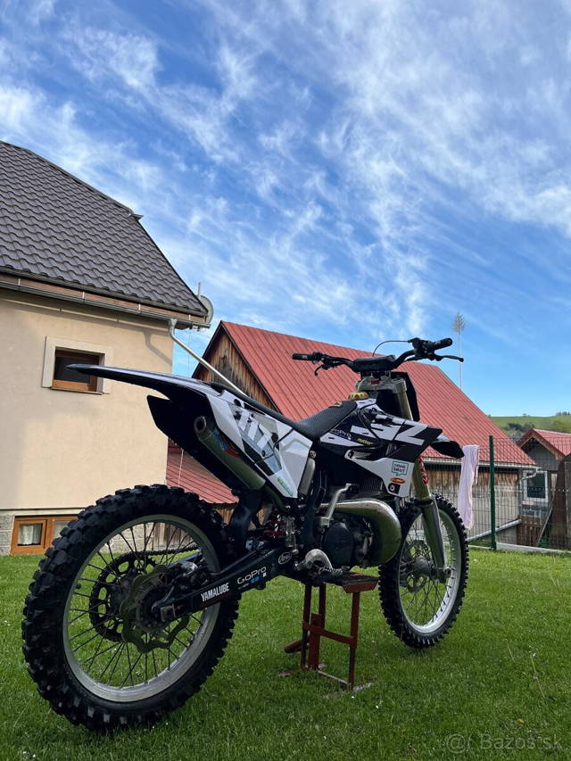 Yamaha YZ250 – výfuk FMF, nové polepy a plasty