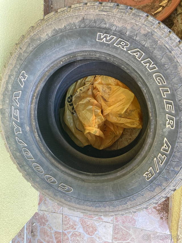 Goodyear Wrangler AT/R 235/70 R16