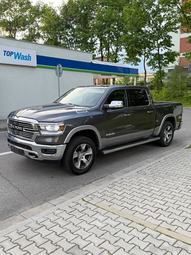 Dodge RAM 1500 Laramie—5.7 V8 HEMI—2020–KŮŽE—95.000km