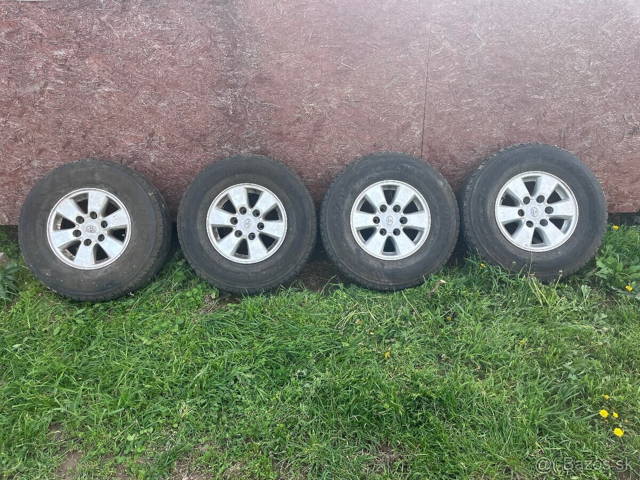 Predám disky s gumamy na hilux 2011