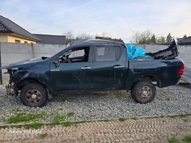 Predám havarovanú Toyota Hilux 2.4D, 110kW v celku