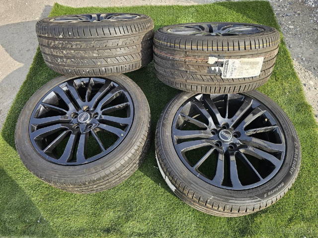 Pneu na diskoch Range Rover