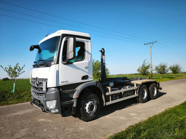 Mercedes Arocs 2645 kontajner