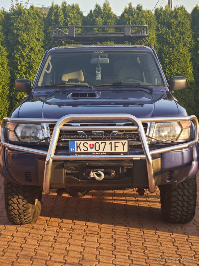 Nisan Patrol y61 wagon.