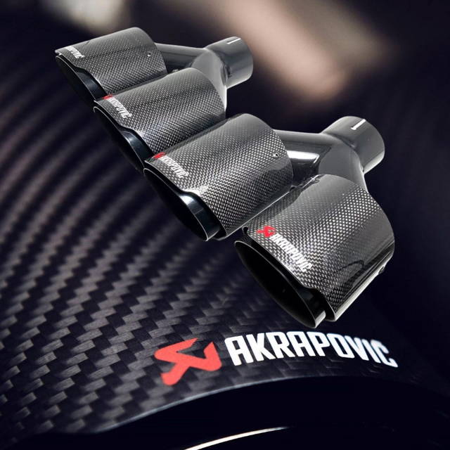 Nerezová koncovka výfku dizajn carbon s logom akrapovič