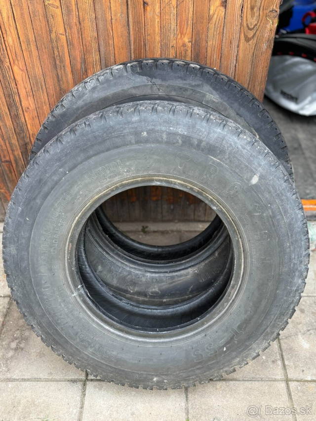 Pneu. 7.50 r16 121/120 j