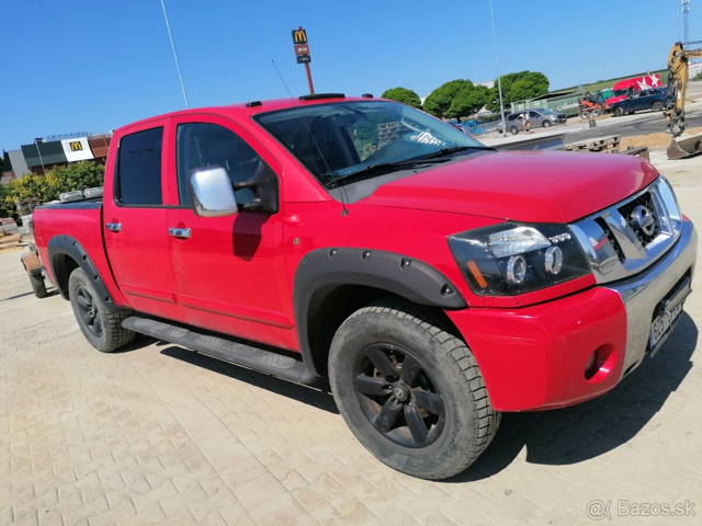 NISSAN TITAN V8