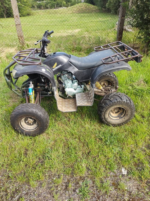 štvorkolka s obsahom 250 cm3
