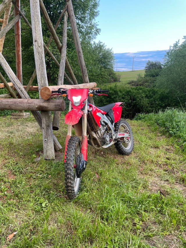 Predám Hondu crf 450 r, Moto má ŠPZ.