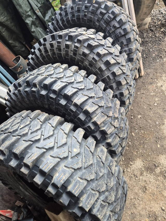 37x12,5 R17 Maxxis